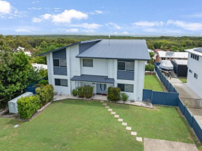 Blacklaw's Retreat - Rainbow Beach Views. Spacious. Fenced Yard.
